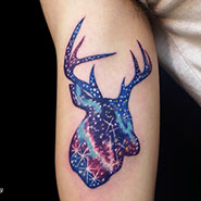 鹿宇宙のタトゥー