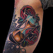 砂時計薔薇のタトゥー